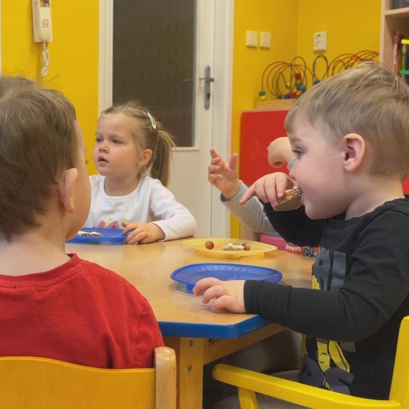 Obrázek epizody S Poptávka po umístění dětí do jesliček v Mostě převyšuje nabídku.