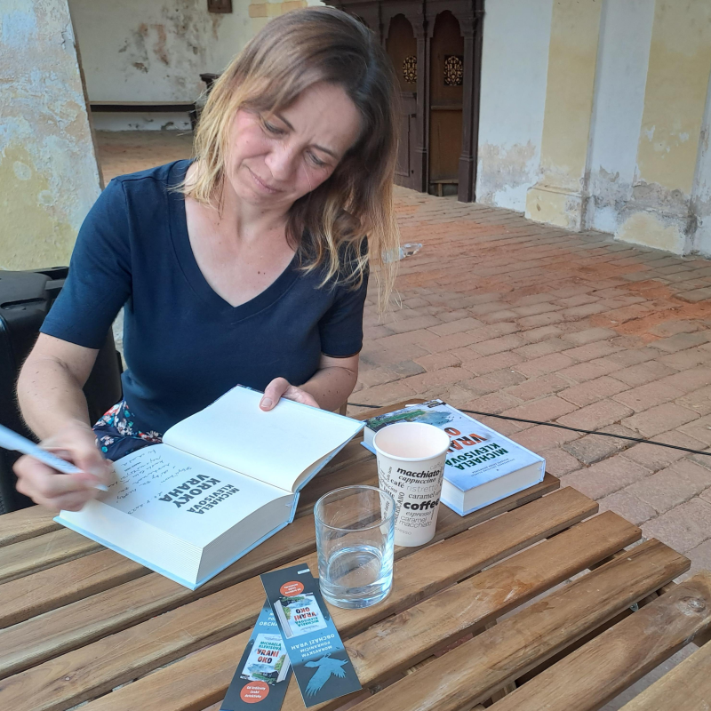 Obrázek epizody TAM-TAM special #6: Svinenské čtení 2023 - Michaela Klevisová, královna české detektivky