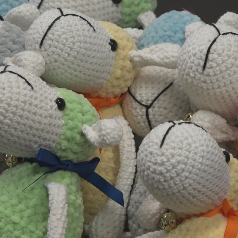 Obrázek epizody Pobyt dětem v azylových domech pro matky s dětmi v Mostě zpestří ručně háčkované hračky.