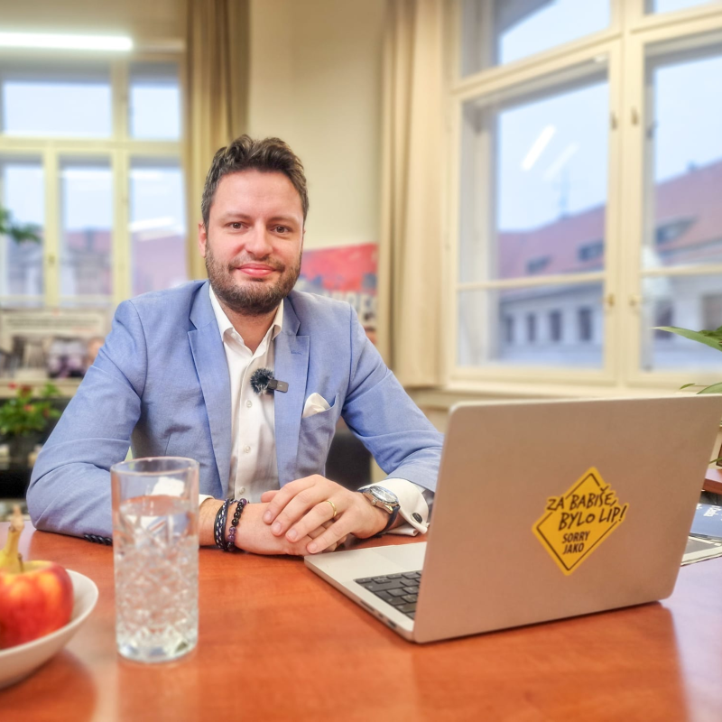 Obrázek epizody Největší stávka od 1989. Fiala odjel na návštěvu kravína. Pekarová řeší zbraně pro UA. Čau Praho! #59