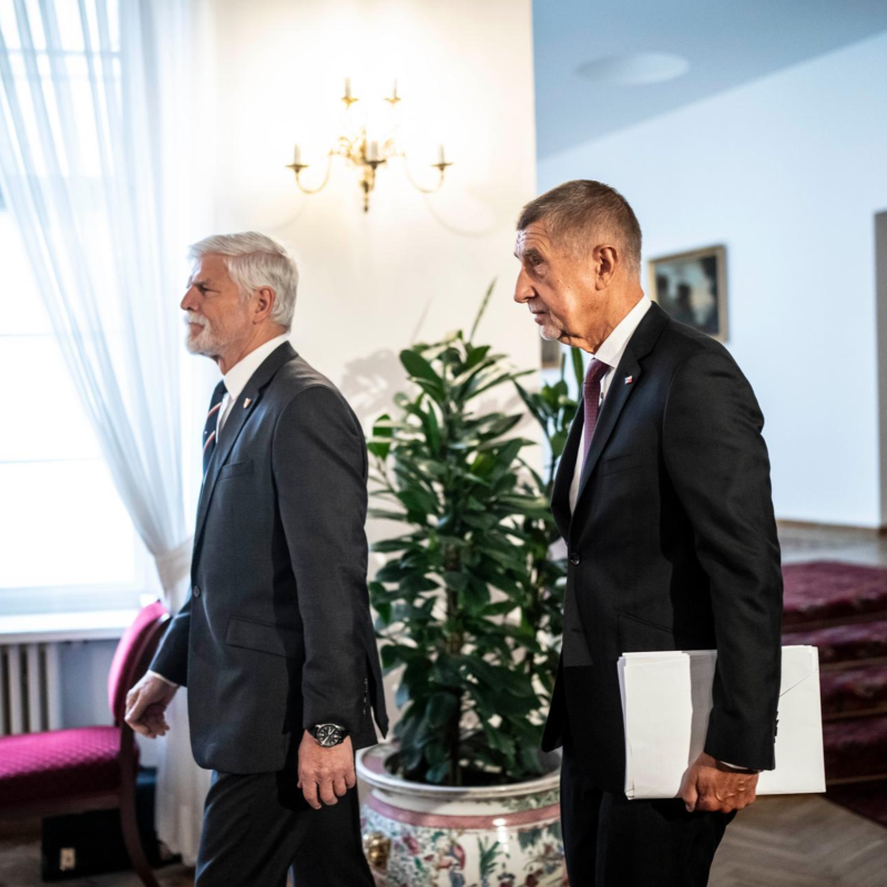 Obrázek epizody Mohla by kompetenční žaloba jednou provždy vyřešit spor o účasti prezidenta na summitu NATO?