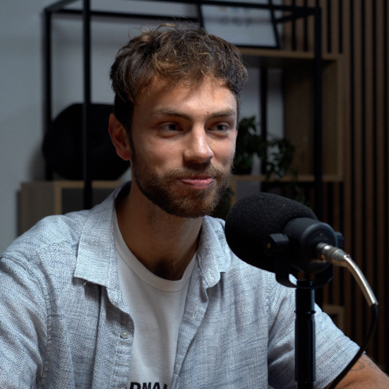 Obrázek epizody Štěpán Bucher: V Manchesteru jsem se naučil pracovat ve stresu. Chci rozšiřovat povědomí o umělcích