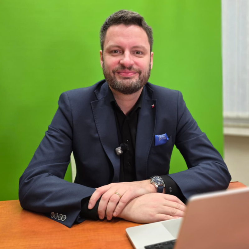 Obrázek epizody Fiala obviňuje Andreje Babiše z podvodu. ANO mezitím splnilo už 7 slibů. | Čau Praho #169