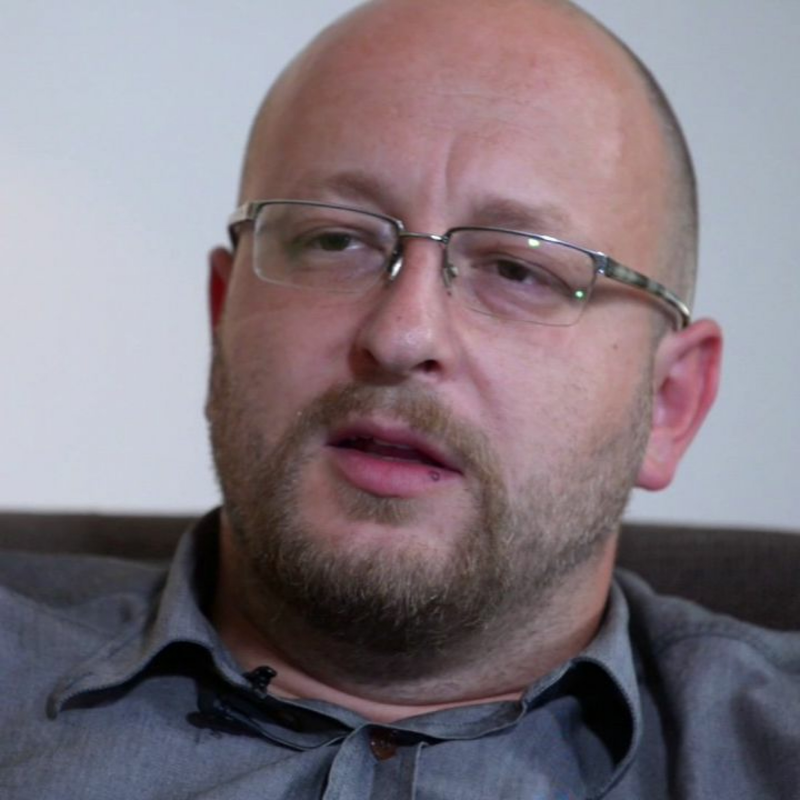 Obrázek epizody Rozhovor s Jakubem Čihákem, ředitelem organizace R-mosty, o pomoci ukrajinským Romům