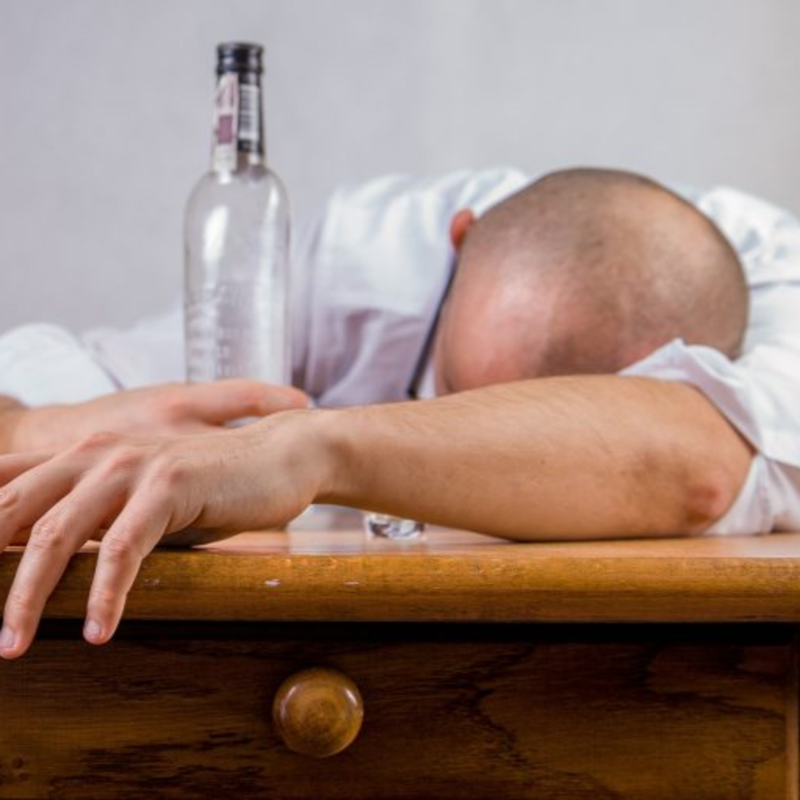 Obrázek epizody Mám kocovinu, co s tím mám dělat? Máme ověřené tipy!