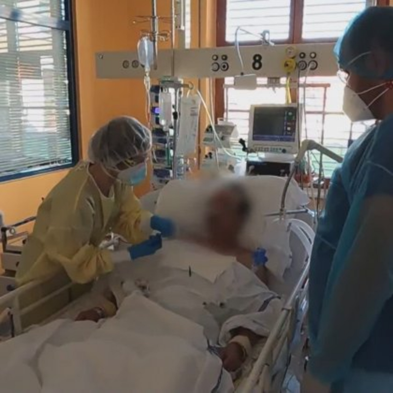 Obrázek epizody Návštěva covidária: Zdravotníci pod náporem pláčou, přežije jen 40 procent pacientů