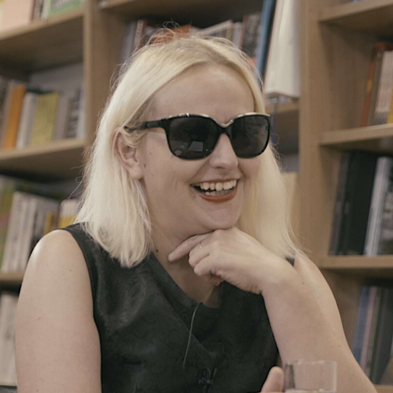 Obrázek epizody Stand-up komička LUCIE MACHÁČKOVÁ: "Chlapi se přede mnou snaží být vtipní."