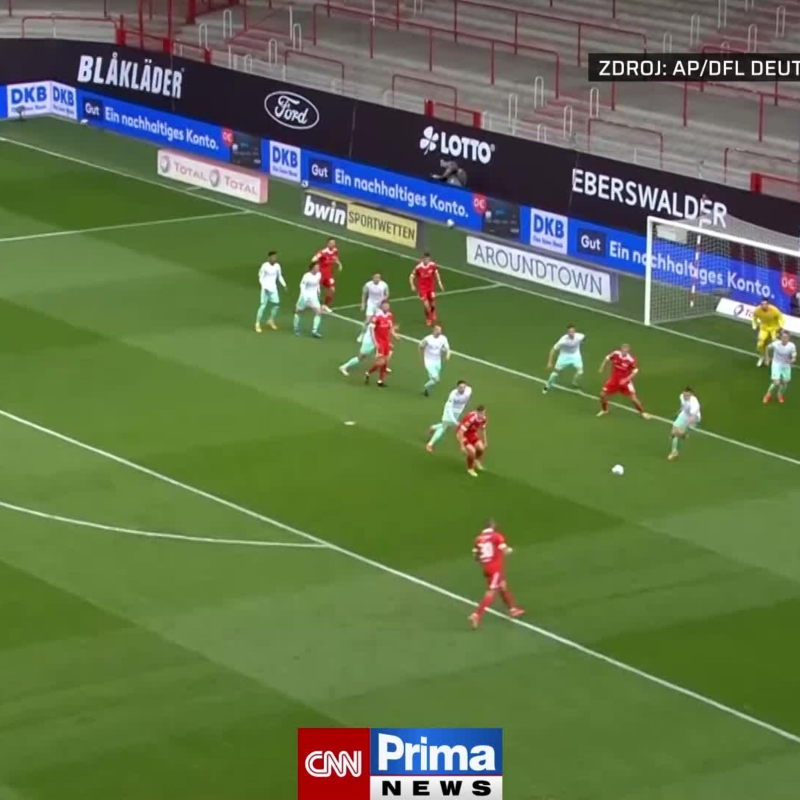Obrázek epizody Bizarní moment v německé Bundeslize (zdroj: AP/DFL Deutsche Fussball Liga e.V)