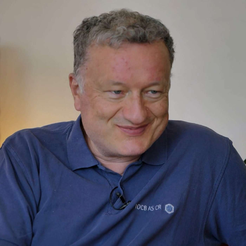 Obrázek epizody Biochemik JAN KONVALINKA - Poučili jsme se z covidu?