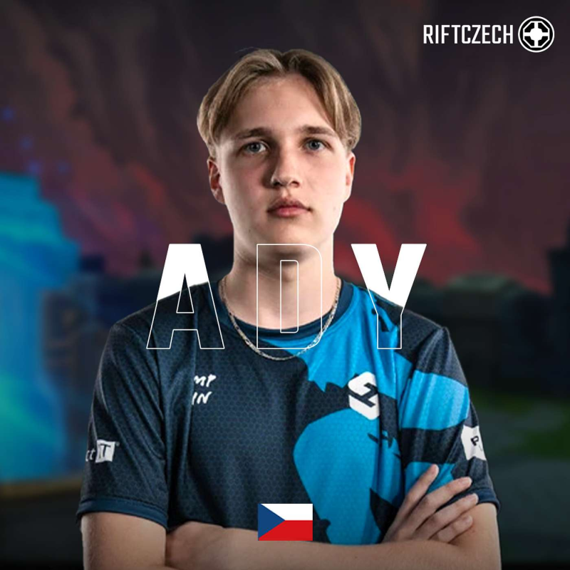 Obrázek epizody ADY o rozpadu úspěšné sestavy Sampi, přestupových rotacích v offseason a cílech ve druhé lize