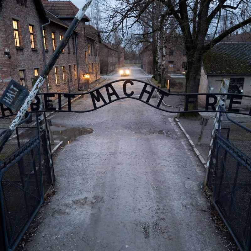 Obrázek epizody Proč lidé popírají holokaust? Aby ho nemuseli pochopit, varuje šéf židovského institutu v Polsku