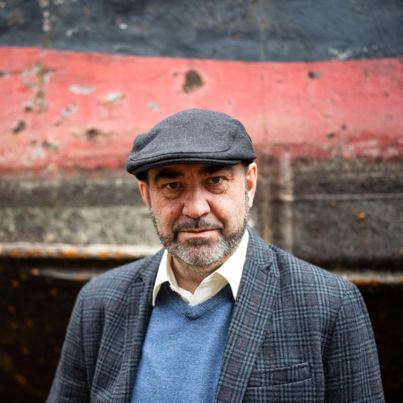 Obrázek epizody Rok silných debutů opanoval Hlaučo. Ale únik do světa, kde chodí andělé na latrínu, není pro každého