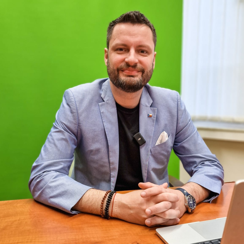 Obrázek epizody Fialův zeť bere 100 tisíc. Má 5 funkcí, prý to stíhá. Lipavský dostal 500 milionů. | Čau Praho #127