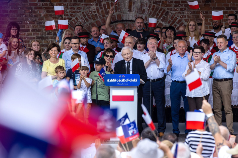 Obrázek epizody Chcete tady migranty? Kaczyński plánuje vyhrát další volby v řadě s pomocí referenda