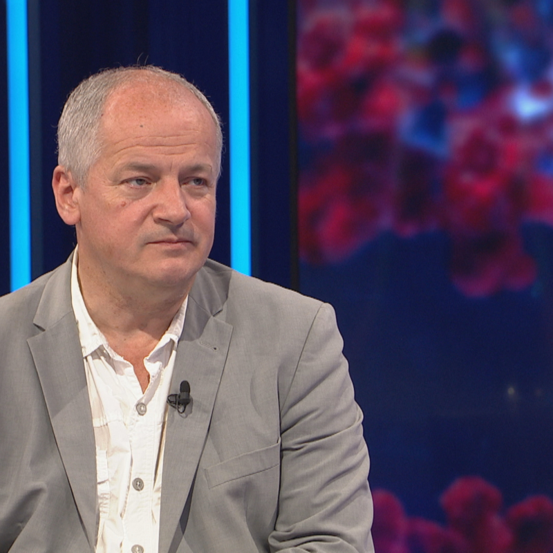 Obrázek epizody Nakažených bude znovu přibývat, varoval Prymula. Kde by znovu zavedl respirátory?