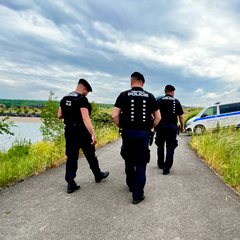 Obrázek epizody S příchodem letního počasí Městská policie Most opět posiluje pěší hlídky v problémových lokalitách, na sídlištích, v parcích a ve volnočasových areálech.