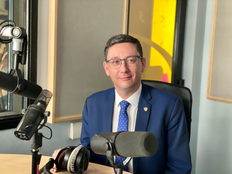 Obrázek epizody S Jiřím Ovčáčkem o nejnáročnějším období mluvčího prezidenta, umění mlčeti, české hysterii a kandidatuře Petra Pavla