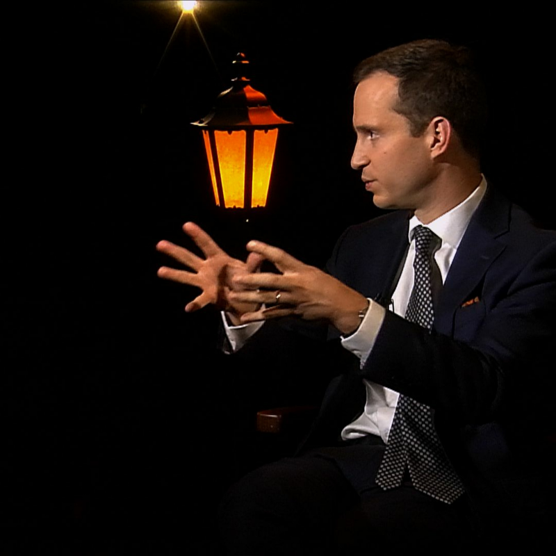 Obrázek epizody .pod lampou: Píše pre Wall Street Journal a N.Y.Times, ale vracia sa na Slovensko pomôcť vo voľbách