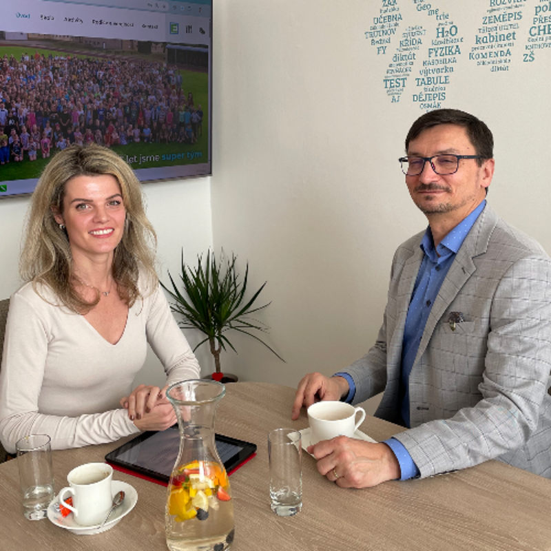 Obrázek epizody O bezpečnosti ve školách s ředitelem ZŠ Komenského Petrem Horčičkou