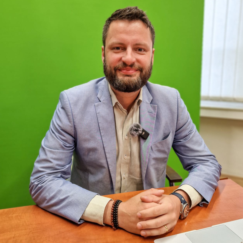 Obrázek epizody Vláda projí a propije i čtvrt milionu za den. Ročně 171 milionů. Češi ale chudnou. | Čau Praho #133