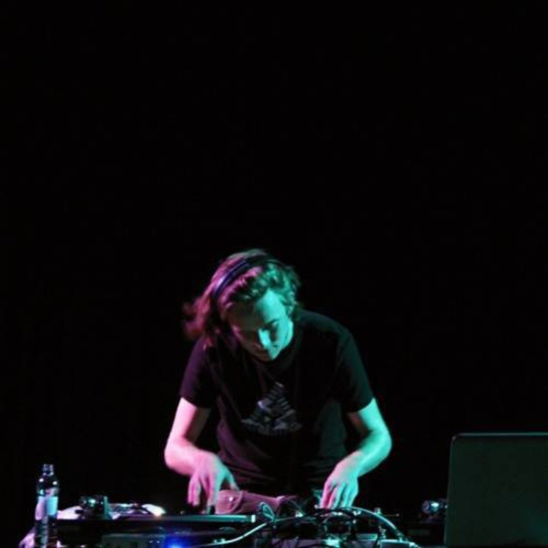 Obrázek epizody 6. Poly-V Live