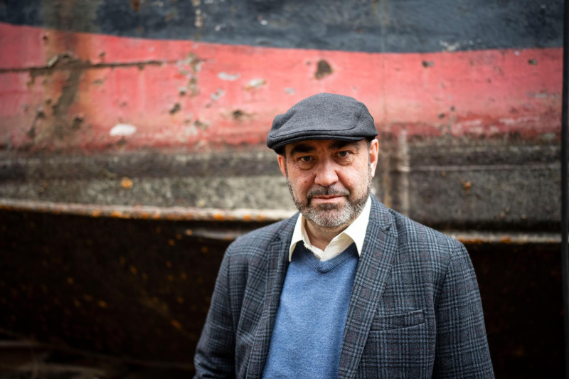 Obrázek epizody Rok silných debutů opanoval Hlaučo. Ale únik do světa, kde chodí andělé na latrínu, není pro každého