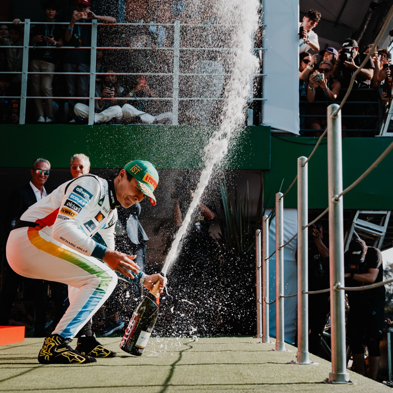 Obrázek epizody Kosačkové manévre, McLaren konšpirácie a komisári prespali štart | EisKing DEBRIEFING 20/24