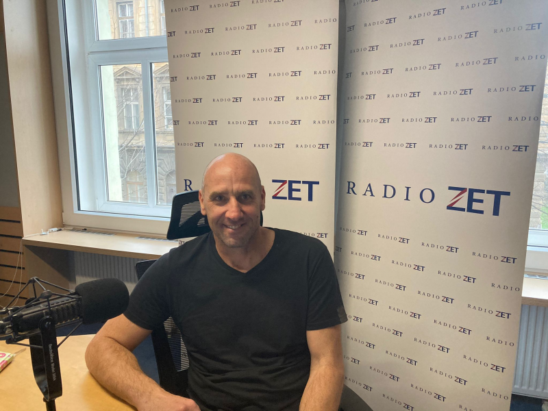 Obrázek epizody Fotbalista Koller vedle glosování televizních utkání kope v okresním přeboru