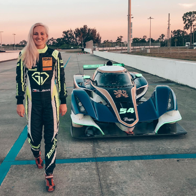 Obrázek epizody „Konkurence v závodech GT je větší než v F1!" NEJRYCHLEJŠÍ žena QuickGabi Jílková I DCT Podcast