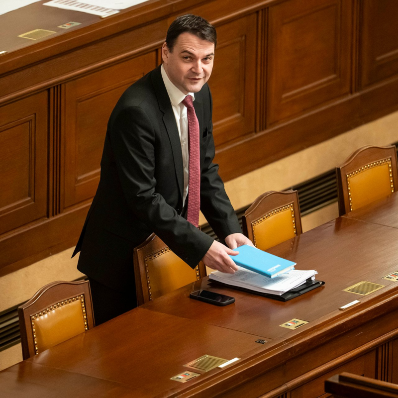 Obrázek epizody Macinka provokuje, Turka hodil premiér přes palubu. Přesto vláda hlasování o nedůvěře ustojí