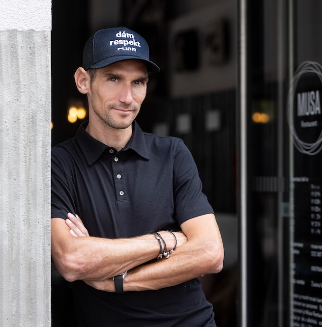 Obrázek epizody Cyklista a zakladatel iniciativy DÁM RESPEKT Roman Kreuziger: Jde nám o méně nehod cyklistů a více ohleduplnosti, oboustranné.