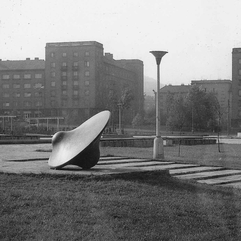 Obrázek epizody Biologické těleso od akademického sochaře Josefa Klimeše se nyní v parku, který prochází zásadní proměnou, přestěhovalo na novou pozici.