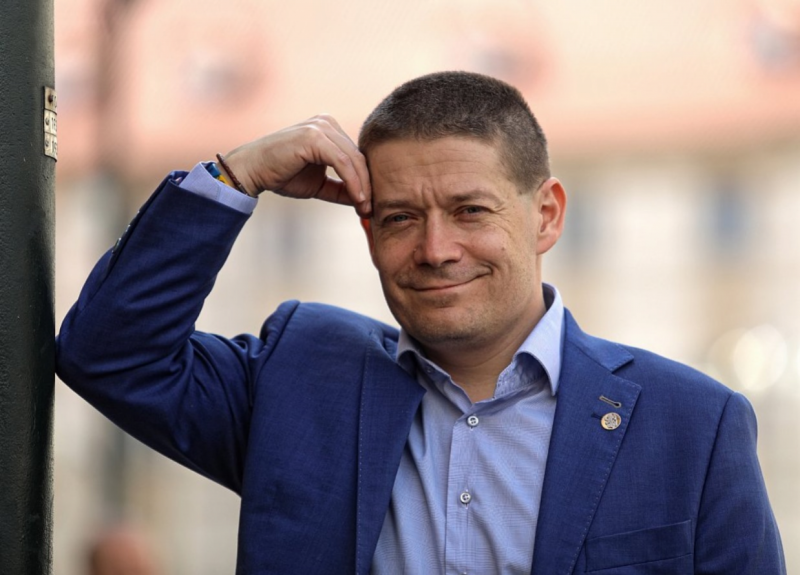 Společnost žije kvůli tzv. cancel culture a přílišné politické korektnosti v atmosféře strachu, lidi se bojí projevit svůj postoj, říká poslanec Patrik Nacher. Češi jsou k tomu vzhledem ke zkušenostem z minulého režimu rezervovanější.