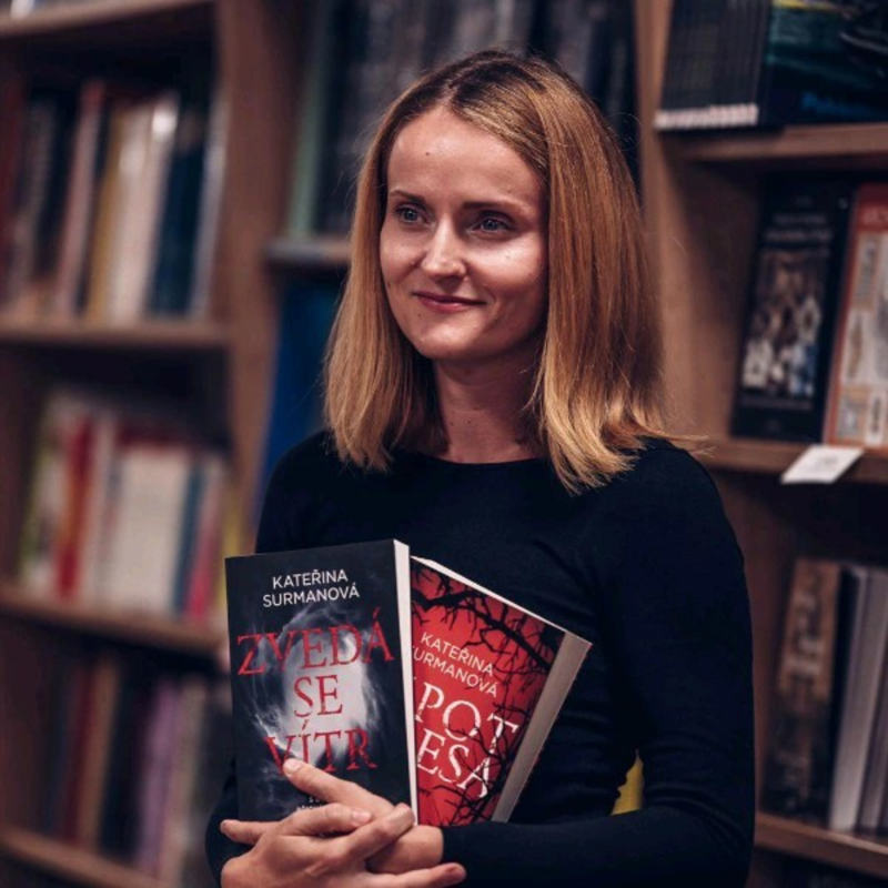 Obrázek epizody Zazie v metru LIVE! #2: Kateřina Surmanová, 25. 4 . 2024, kavárna CAFEDU, Praha