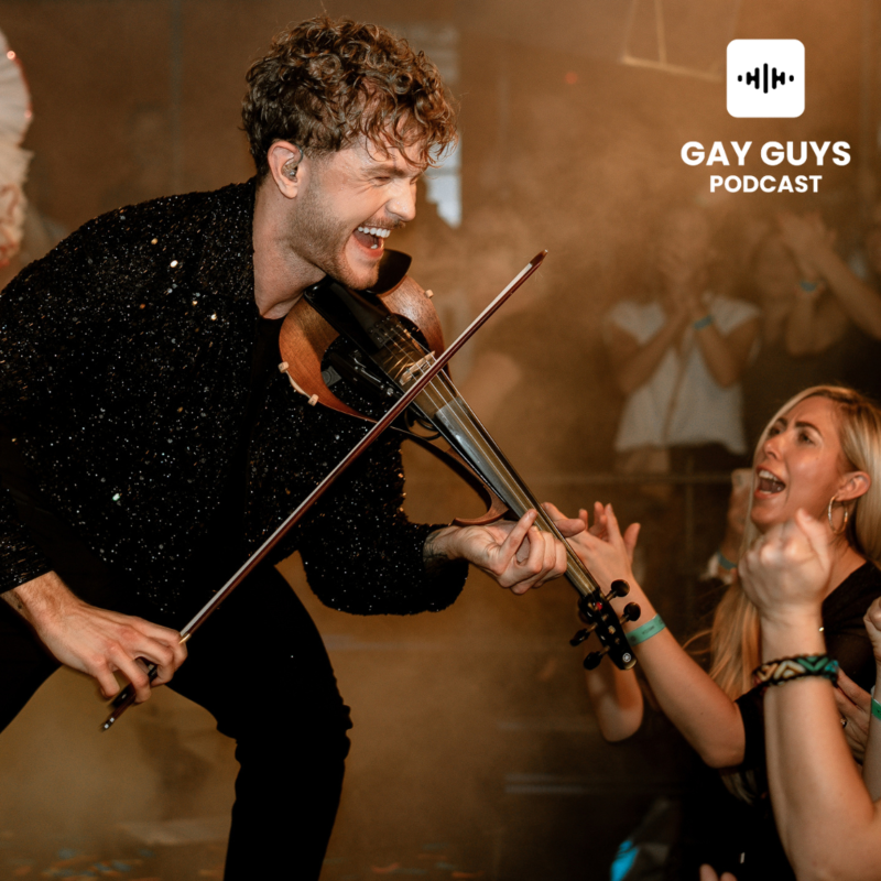 Obrázek epizody Ondřej Vlček: Kadeřník ve dne, houslista v noci. A pravda, kterou máma věděla dřív než já ■ Epizoda 95 ■ GAY GUYS PODCAST