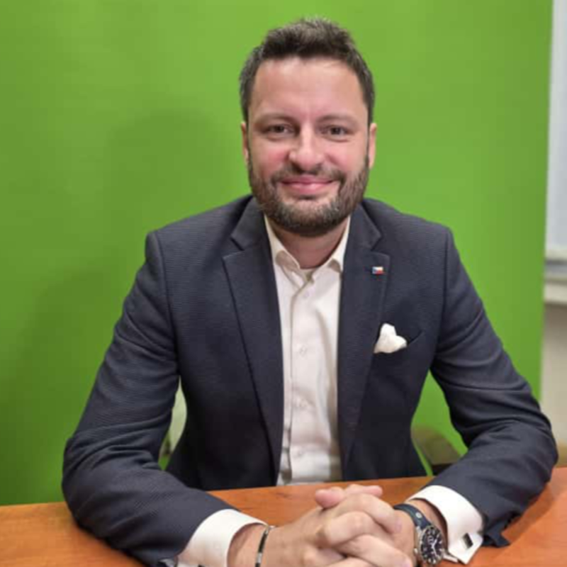 Obrázek epizody PROHRÁLI. Rozpadne se koalice Spolu? Čeká Fialu rezignace? ANO drtivě zvítězilo. | Čau Praho #151