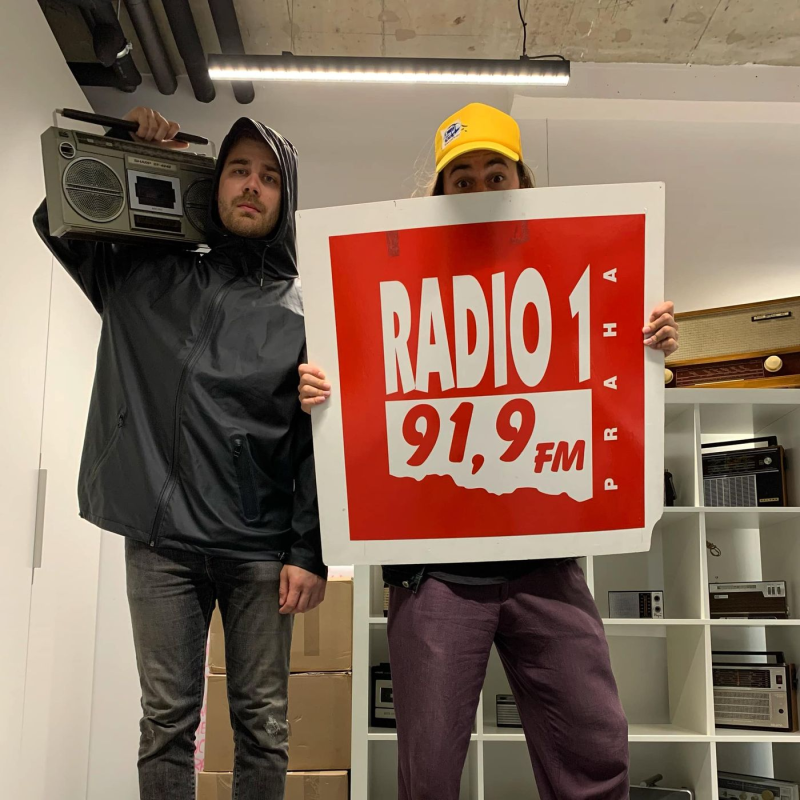 Obrázek epizody Reflektor #163: Frekvence u stolu s Glebem a Barteesem Strangem