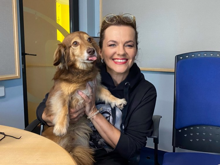 Obrázek epizody Marta Jandová o moderování: Prvního půl roku jsem si myslela, že mě poslouchá celý svět a píše si každou mou chybu.