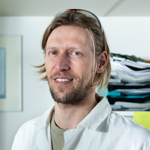 Obrázek epizody Student prof. Antonína Holého Ondřej Baszczyňski: Chceme vytvořit systém, aby léky působily pouze v postiženém místě v těle a nezatěžovaly celý organismus