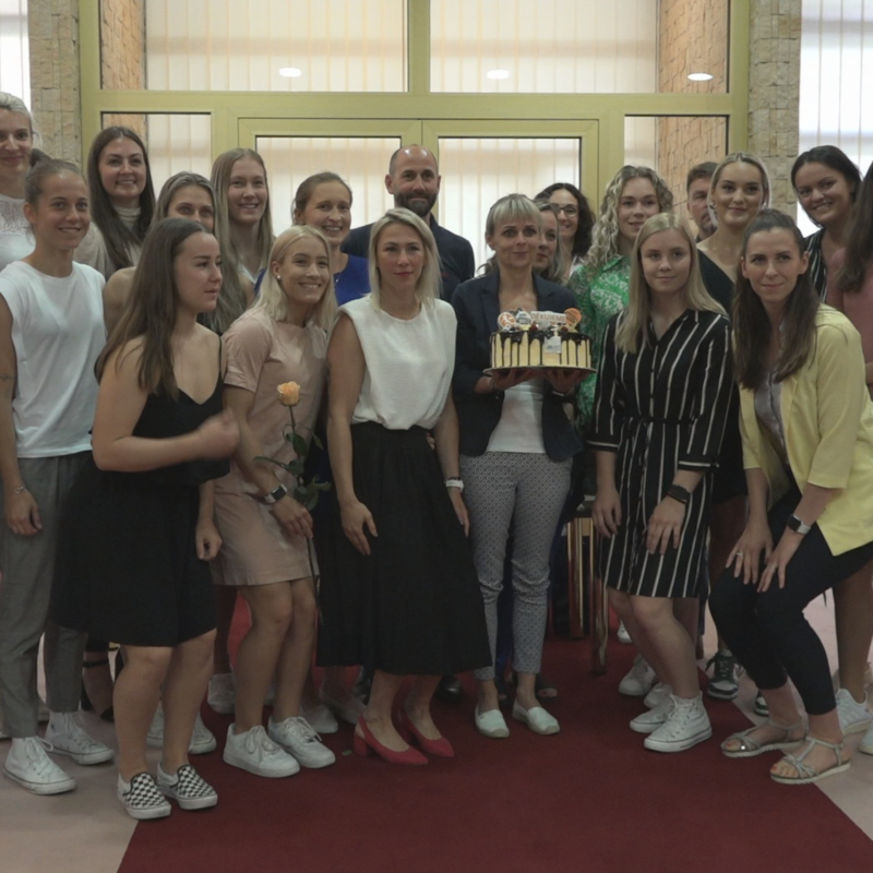 Obrázek epizody Vedení města Mostu ocenilo v obřadní síni magistrátu Černé anděly.