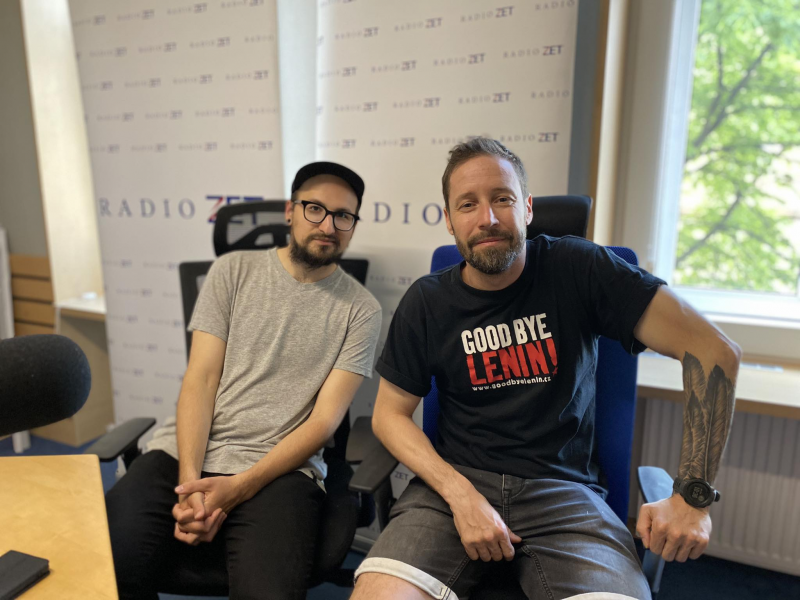 Obrázek epizody Dětí se ptáme, co má společného Mácha, Erben a Seifert, a dojdeme k tomu, že jsou mrtví, říkají tvůrci slam poetry Tomáš Kůs a Filip Koryta