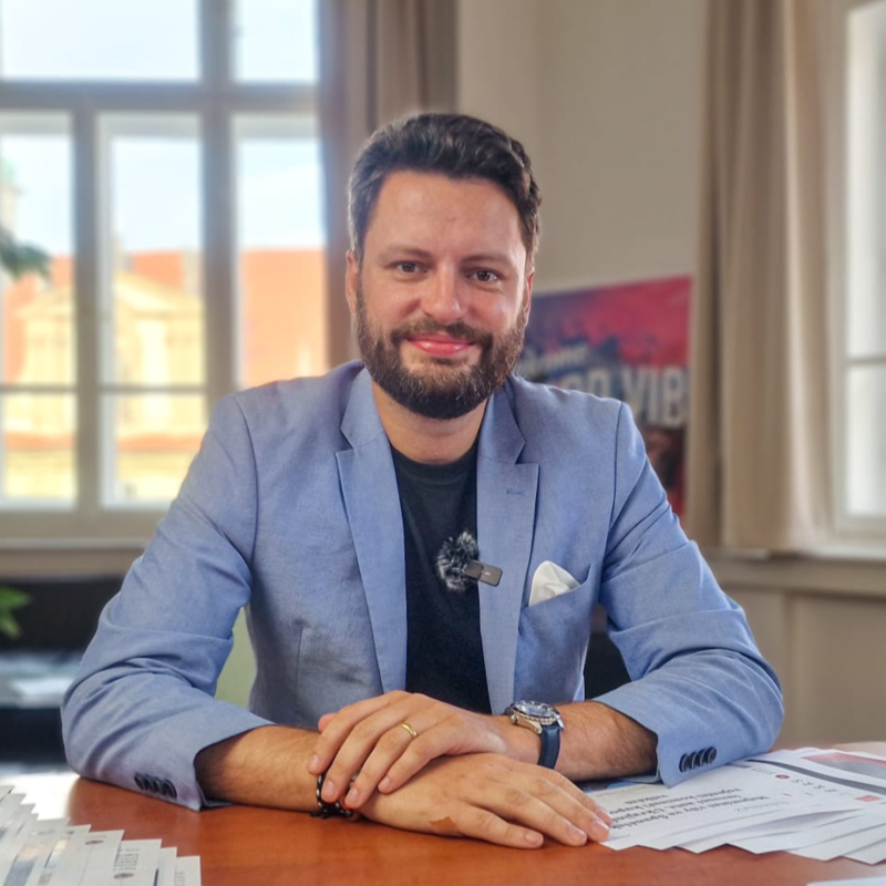 Obrázek epizody Čau Praho! #44: Česko se řítí do další krize. Na důchody chybí 80 miliard.