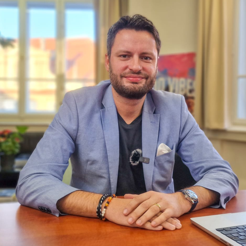 Obrázek epizody Fiala rozprodává státní majetek a kolegům přihrává miliony Kč | Čau Praho! #53