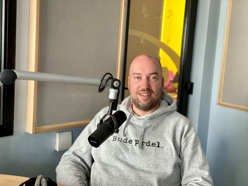 Obrázek epizody S Ondřejem Slaninou o obětování gastro oboru, manipulátorovi - premiérovi a také o trabantu a mercedesu v kuchyni