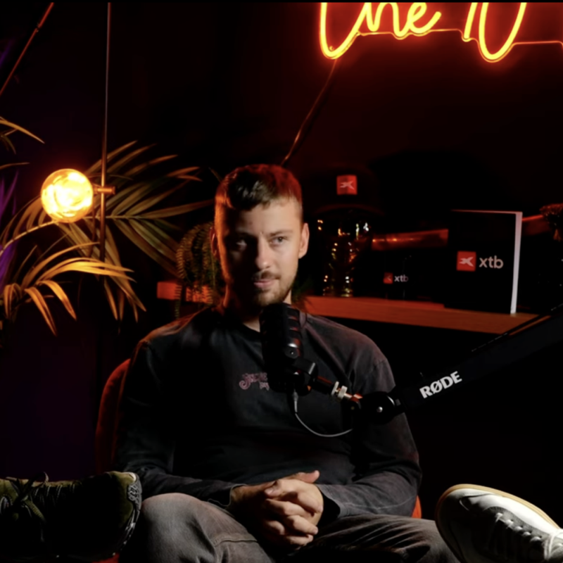 Obrázek epizody 52: 🇨🇳 PEKLO ČÍNSKÉHO MODELINGU 😅 38 hodin ve vlaku, žádnej signál a totální chaos JUBILEJNÍ 52. EPIZODA