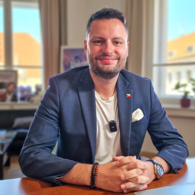 Obrázek epizody Naši politici místo zklidnění dál rozdělují společnost. Reakcím novinářů neuvěříte. | Čau Praho! #92