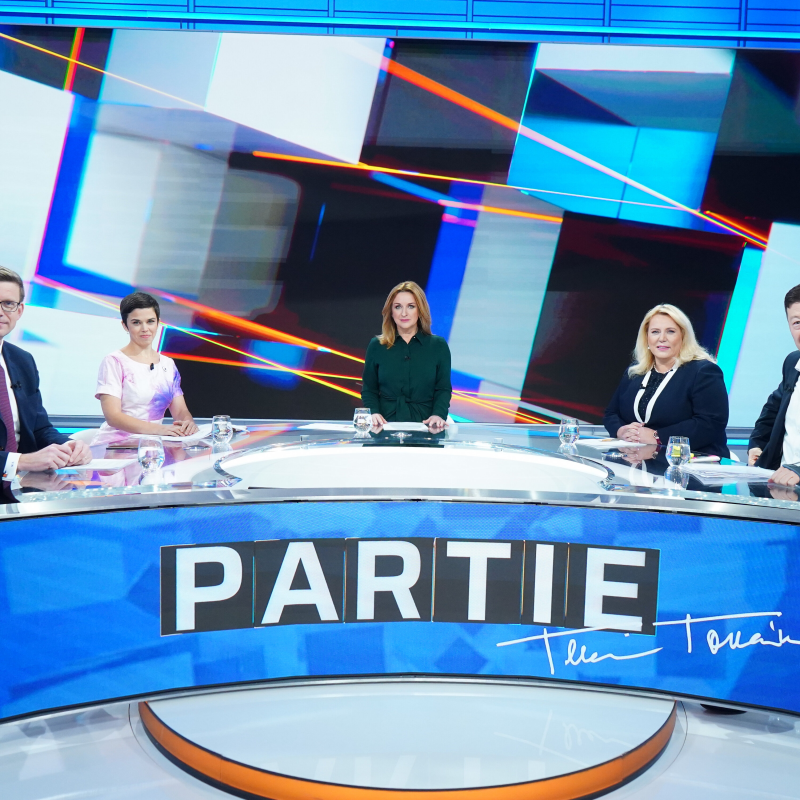 Obrázek epizody Hádka i smích. Okamura vysvětloval sdílení vymyšleného průzkumu, ve studiu plály emoce