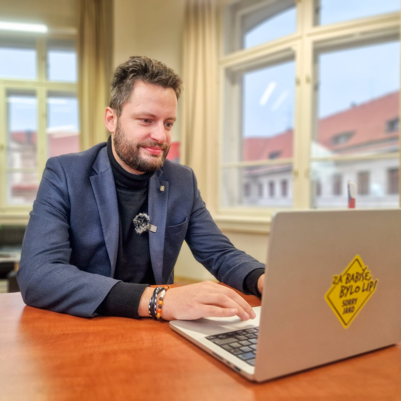 Obrázek epizody Fialovi věří 18 % Čechů. Proč má prezident Pavel opačný názor na Ukrajinu a Izrael? | Čau Praho! #52