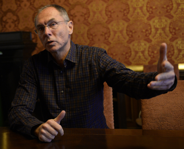 Obrázek epizody Jan Švejnar: Razantnost, která je při řešení krize potřeba, se dostaví. Hlavu bych nevěšel