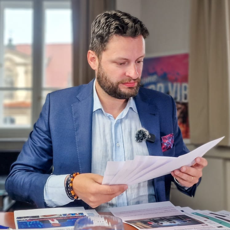 Obrázek epizody Čau Praho! #36: STAN a 30 milionů Kč pro manžela. Volby by vyhrálo ANO.